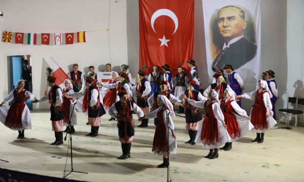 Uluslararası Halk Dansları Güzelbahçe'yi coşturdu