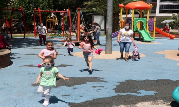 İzmir'de çocuklar güneşli havanın tadını çıkardı