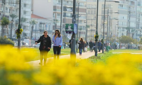 İzmirliler bahar havasını fırsat bildi