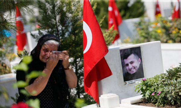 Şehitliklerde yürek yakan görüntüler!
