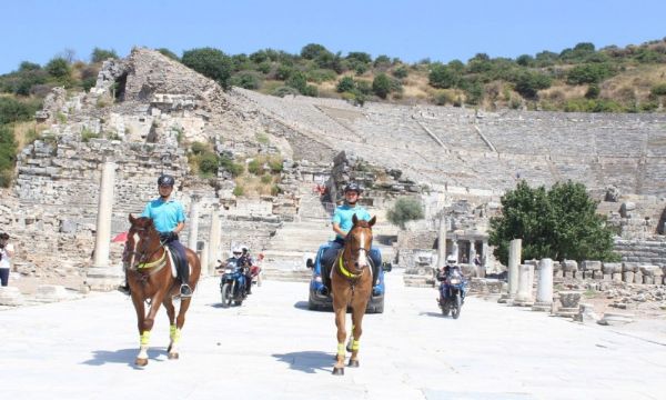 Antik kente atlı güvenlik
