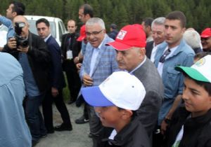 Yıldırım yağmurun altında doğa yürüyüşünde