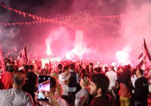 İzmir'de Beşiktaşlı taraftarların şampiyonluk çoşkusu!
