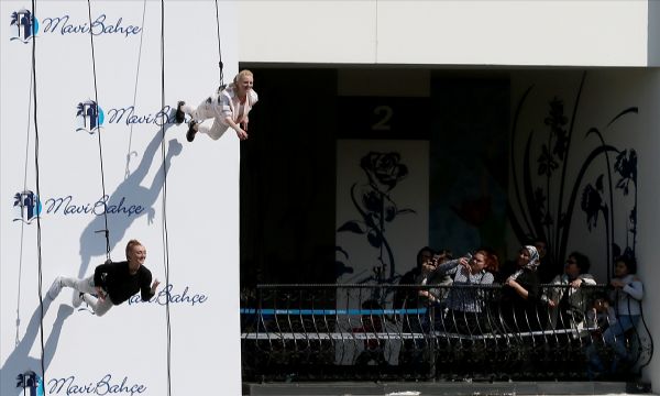 İzmir'de sıra dışı defile