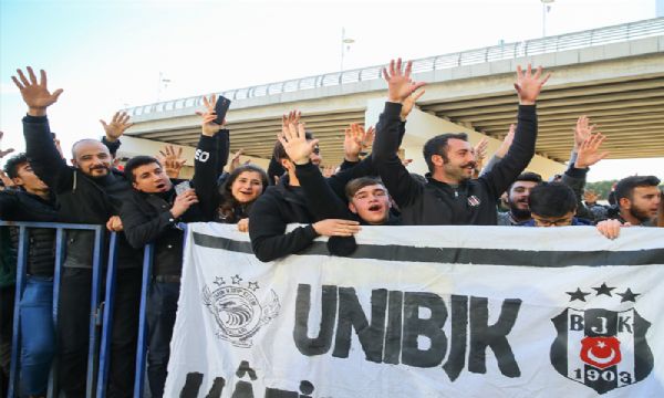 Beşiktaş'ı İzmir'de taraftarları karşıladı!