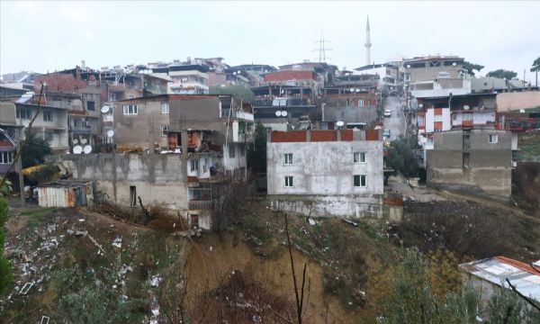 İzmir'de heyelan tehlikesi nedeniyle iki ev boşaltıldı!