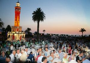 Konak Meydanı'nda iftar