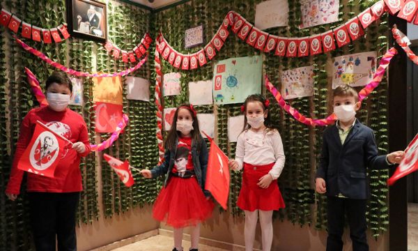 Apartman sakinleri çocuklarına '23 Nisan' coşkusu yaşattı