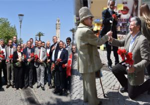 CHP'li vekillerden karanfilli 'Hayır' mesaisi