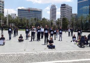 CHP İzmir'den 'Duran Adam' eylemi