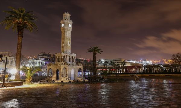 İzmir’de cadde ve sokaklar sessizliğe büründü