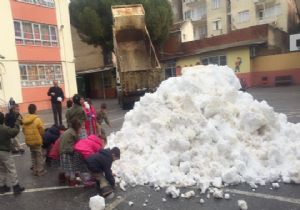 Belediye öğrencilerin ayağına kamyonla kar götürdü