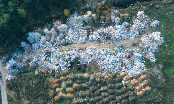 İzmir'de gelişigüzel atılan molozlar tepki çekiyor