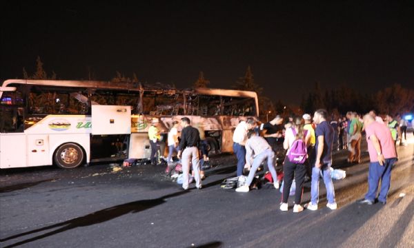 İzmir'de seyir halindeki otobüste yangın çıktı