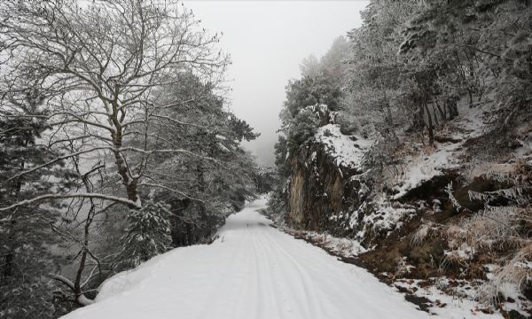 İzmir'in dağlarında kar manzaraları