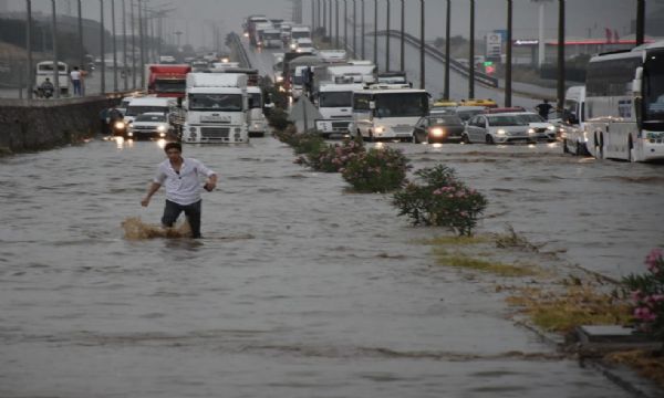 İzmir-Ankara yolu ulaşıma kapandı