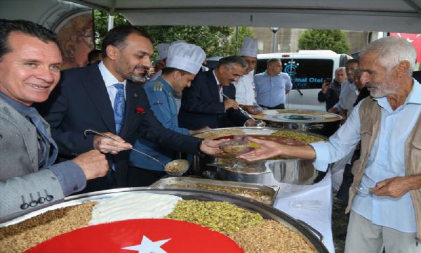 Cumhurbaşkanlığı Konak'ta aşure dağıttı