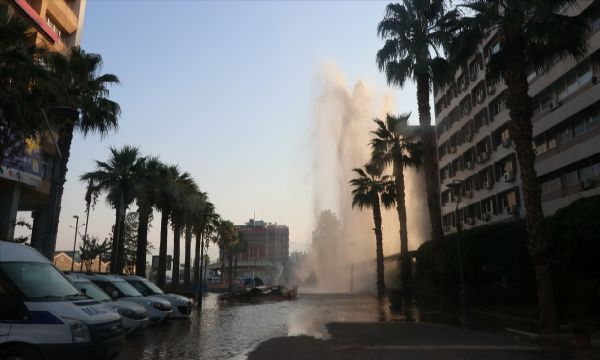 İzmir'de su borusu patladı