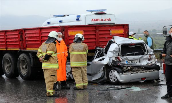 İzmir'de 9 aracın karıştığı zincirleme trafik kazası: 10 yaralı