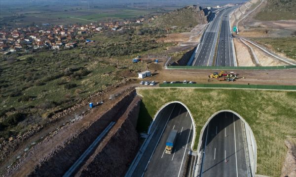 Otoyolla kesişen 2 bin 600 yıllık yol çelik köprüyle korundu