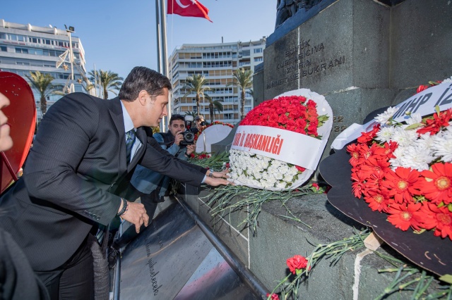 İzmir, Atatürk'ü andı
