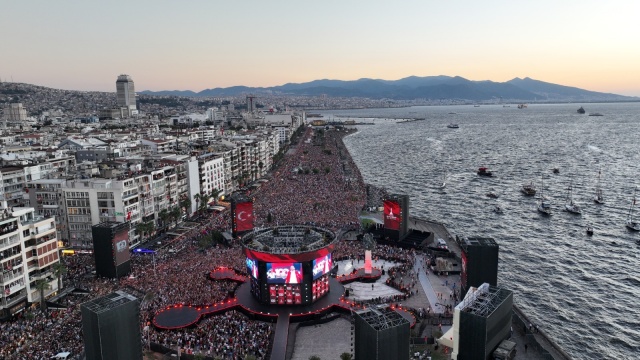 İzmirliler tarihi 100. yıl kutlamaları için Gündoğdu Meydanı’na akın etti