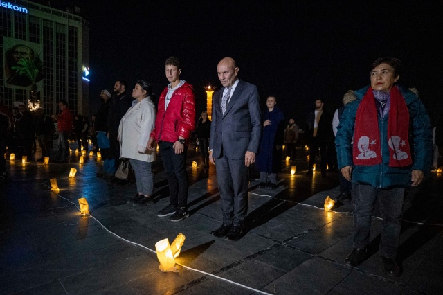 İzmir Ata’ya saygı nöbeti tuttu