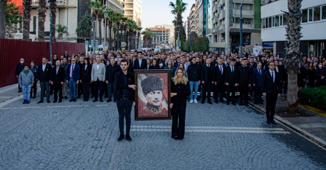 İzmir, Atatürk'ü andı