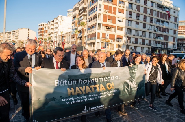 İzmir Ata’ya saygı için yürüdü