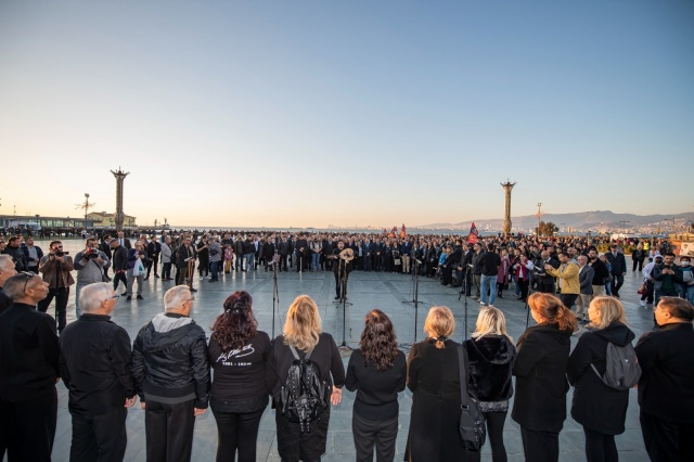 İzmir Ata’ya saygı için yürüdü