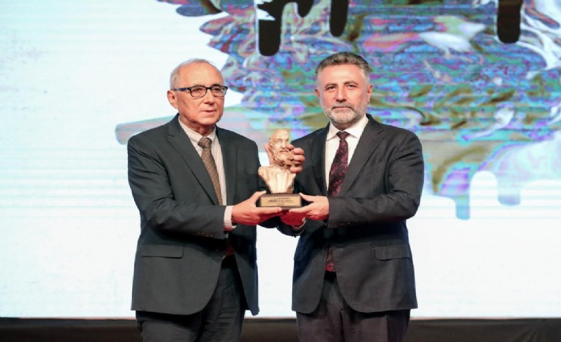 Ataol Behramoğlu’ndan ‘100’üncü yıl’ marşı sürprizi