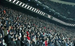 Beşiktaş'ta yönetime protesto: Taraftarlar sahaya sırtını döndü