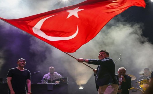 Buca’da Cumhuriyet coşkusu meydanlara sığmadı