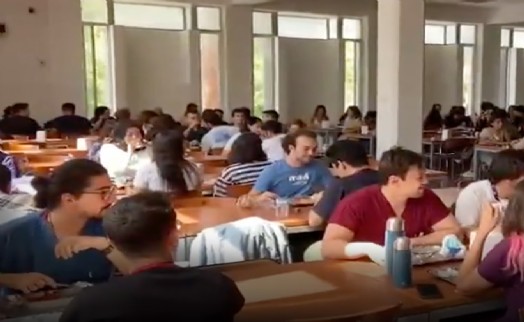 Ege Üniversitesi öğrencilerinden yemek zamlarına çatallı bıçaklı tepki