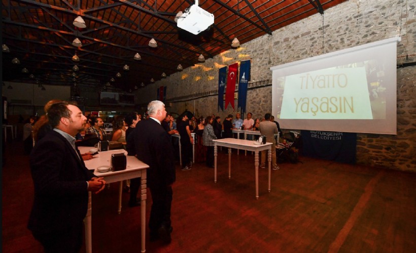 İzmir’de tiyatro şöleni yaşandı