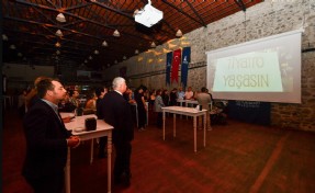 İzmir’de tiyatro şöleni yaşandı