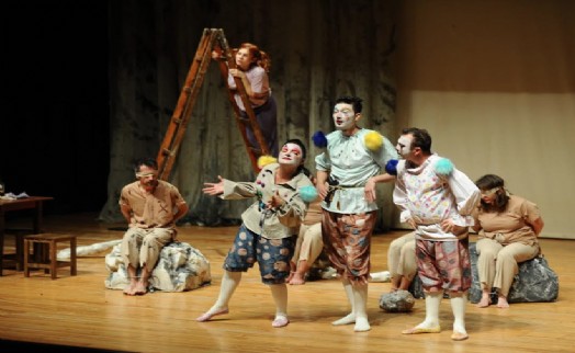 Karşıyaka Belediye Tiyatrosu 'Vahşi Komedi' ile perde açtı