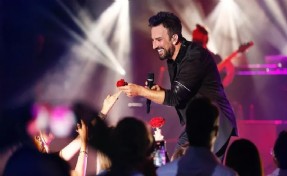Tarkan, 100. yıl marşının gelirini Darüşşafaka'ya bağışlayacak