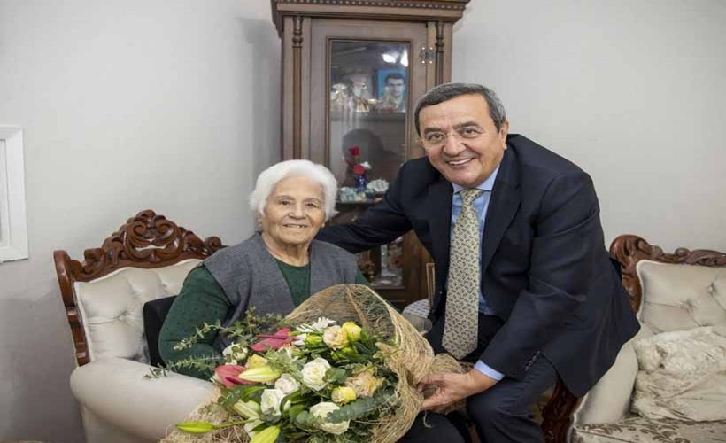Başkan Batur, 24 Kasım’da yine öğretmeninin yanında