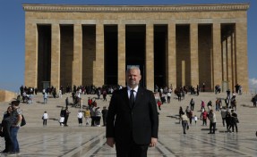 Başkan Pehlivan Ata’nın huzurunda