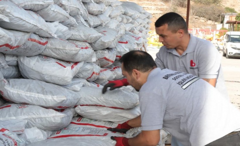Bayraklı Belediyesi'nden 300 aileye yakacak desteği