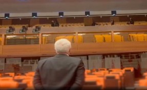 CHP’li Özkan Meclis’e gelen çocuklara seslendi: Sizin için buradayız!