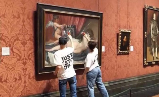 Dünyaca ünlü tabloya çekiçle saldırı!