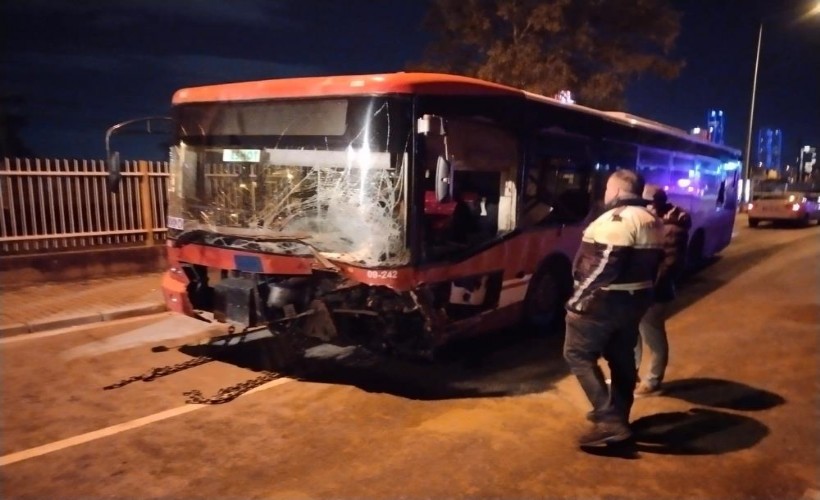 ESHOT ile otomobil kafa kafaya çarpıştı: 1 ölü, 2 yaralı