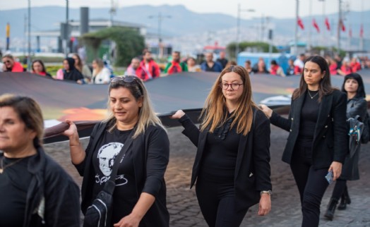 İzmir Ata’ya saygı için 350 metrelik posterle yürüdü