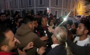 İzmir Barosu önünde LGBTİ flamasına 'yasak' müdahalesi