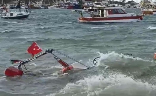 İzmir Foça'da fırtına balıkçı teknelerini batırdı