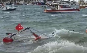 İzmir Foça'da fırtına balıkçı teknelerini batırdı