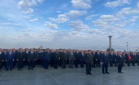 İzmir, Gazi Mustafa Kemal Atatürk'ü saygıyla andı: İzmir'de hayat durdu