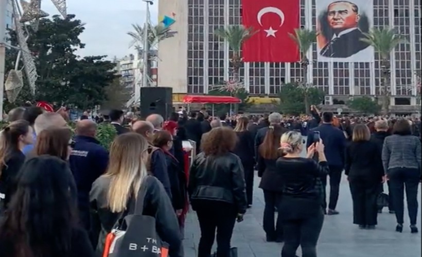 İzmir'de saat 9'u 5 geçe hayat durdu!